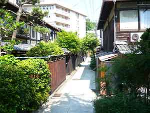 N邸前の路地