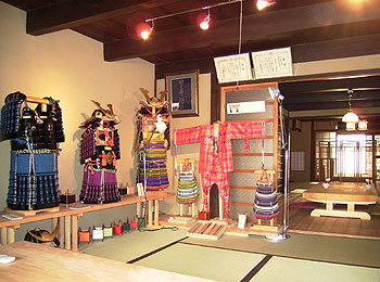 ミセの間に展示された鎧兜