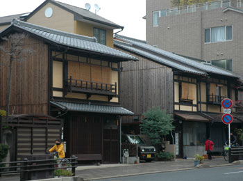 �O��ʂ̎O���̒���